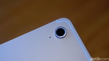 Galaxy Tab S10 FE dan FE+ dilengkapi kamera belakang 13 MP yang mendukung fitur seperti Best Face Foto: Adi Fida Rahman/detikINET