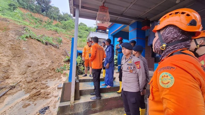 Satu keluarga di Samarinda tertimbun longsor.