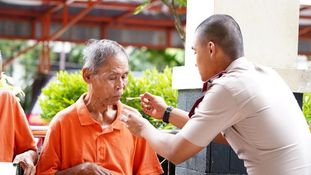 Sejumlah Taruna Akademi Kepolisian menggelar kegiatan bakti sosial di Dinas Sosial Rumah Perlindungan Lanjut Usia, Jakarta Barat, (Jakbar). (Dok istimewa).