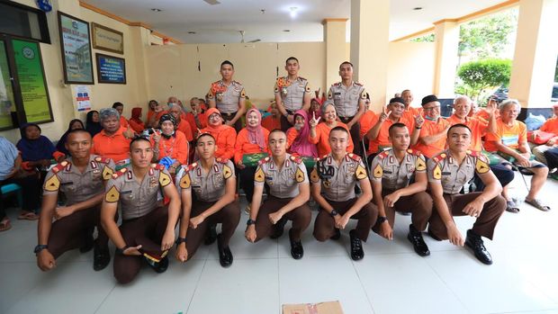 Sejumlah Taruna Akademi Kepolisian menggelar kegiatan bakti sosial di Dinas Sosial Rumah Perlindungan Lanjut Usia, Jakarta Barat, (Jakbar). (Dok istimewa).