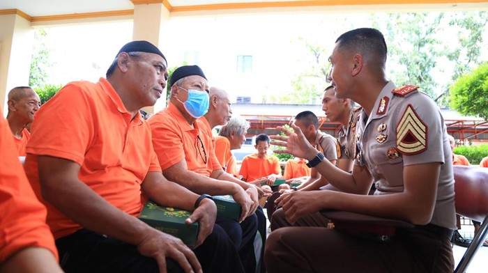 Sejumlah Taruna Akademi Kepolisian menggelar kegiatan bakti sosial di Dinas Sosial Rumah Perlindungan Lanjut Usia, Jakarta Barat, (Jakbar). (Dok istimewa).