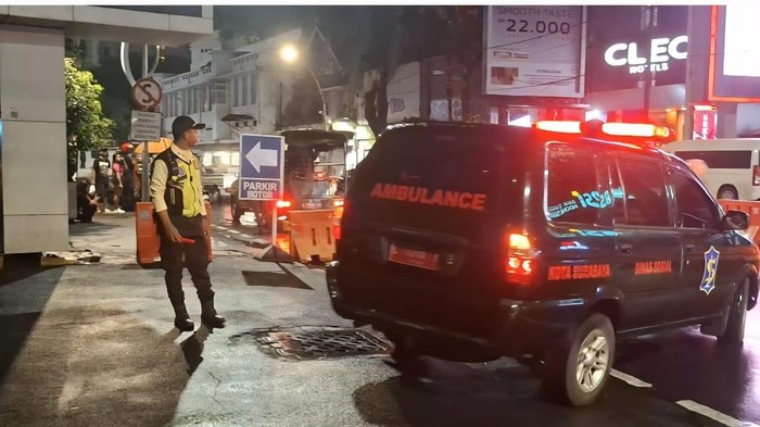 Petugas keamanan mal di Surabaya Pusat menjaga ketat area yang diduga menjadi lompat pria hingga tewas