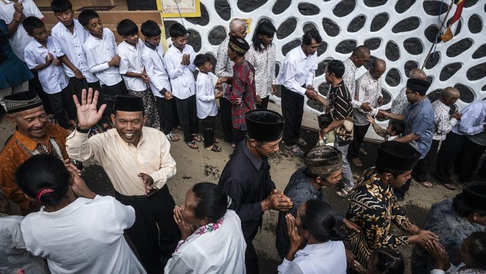 Sejumlah warga lintas agama bersilaturahmi dengan umat Buddha dalam perayaan Hari Raya Tri Suci Waisak 2569 BE tahun 2025 di Wihara Buddha Bhumika, Dusun Thekelan, Desa Batur, Getasan, Kabupaten Semarang, Jawa Tengah, Senin (12/5/2025). Prosesi silaturahmi bersalaman saling memaafkan yang diikuti umat Islam, Kristen dan Katolik dengan umat Buddha yang tengah merayakan Hari Raya Tri Suci Waisak itu sebagai wujud kesatuan dan persatuan masyarakat setempat dalam kerukunan antar umat beragama. ANTARA FOTO/Aprillio Akbar/YU