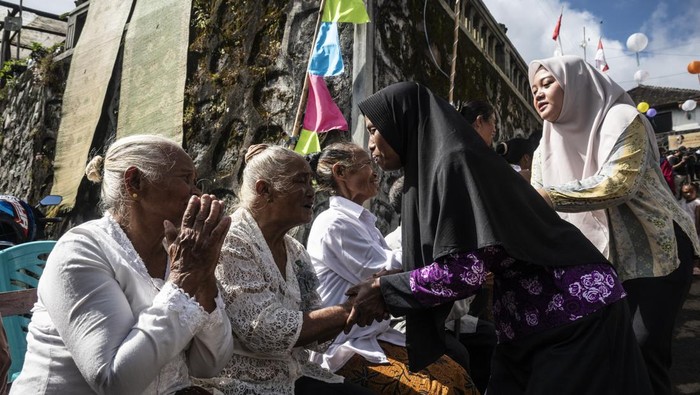 Sejumlah warga lintas agama bersilaturahmi dengan umat Buddha dalam perayaan Hari Raya Tri Suci Waisak 2569 BE tahun 2025 di Wihara Buddha Bhumika, Dusun Thekelan, Desa Batur, Getasan, Kabupaten Semarang, Jawa Tengah, Senin (12/5/2025). Prosesi silaturahmi bersalaman saling memaafkan yang diikuti umat Islam, Kristen dan Katolik dengan umat Buddha yang tengah merayakan Hari Raya Tri Suci Waisak itu sebagai wujud kesatuan dan persatuan masyarakat setempat dalam kerukunan antar umat beragama. ANTARA FOTO/Aprillio Akbar/YU