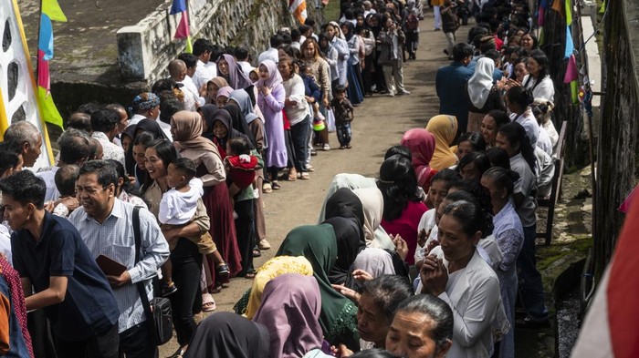 Sejumlah warga lintas agama bersilaturahmi dengan umat Buddha dalam perayaan Hari Raya Tri Suci Waisak 2569 BE tahun 2025 di Wihara Buddha Bhumika, Dusun Thekelan, Desa Batur, Getasan, Kabupaten Semarang, Jawa Tengah, Senin (12/5/2025). Prosesi silaturahmi bersalaman saling memaafkan yang diikuti umat Islam, Kristen dan Katolik dengan umat Buddha yang tengah merayakan Hari Raya Tri Suci Waisak itu sebagai wujud kesatuan dan persatuan masyarakat setempat dalam kerukunan antar umat beragama. ANTARA FOTO/Aprillio Akbar/YU