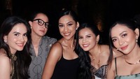Steffi Zamora berkumpul bareng cewek-cewek dalam pesta pernikahan Luna Maya dan Maxime Bouttier yang diadakan pada malam hari. (Foto: dok Instagram)