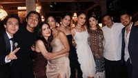Kebersamaan Steffi Zamora dengan pasangan selebritas lainnya di nikahan Luna Maya dan Maxime. Terlihat ada Chelsea Islan dengan Rob Cardinal, Mikka Tambayong dengan Deva Mahenra, Ari Irham dan teman lainnya. Foto: instagram Steffi Zamora