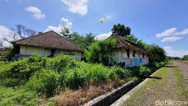Suasana bangunan rumah dinas stasiun Sedayu yang merupakan cagar budaya di Gubug, Argosari, Sedayu, Bantul, Senin (12/5/2025).