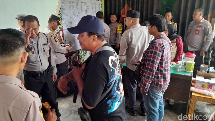 Suasana di posko korban insiden kapal tenggelam di Bengkulu.
