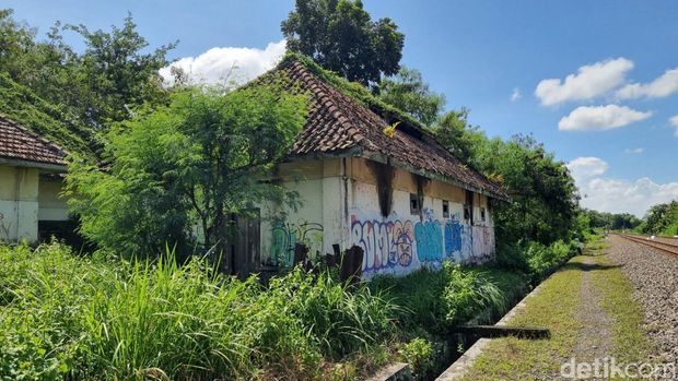 Suasana di sekitar bangunan rumah dinas stasiun Sedayu yang tidak terpasang pelang penanda bangunan cagar budaya.