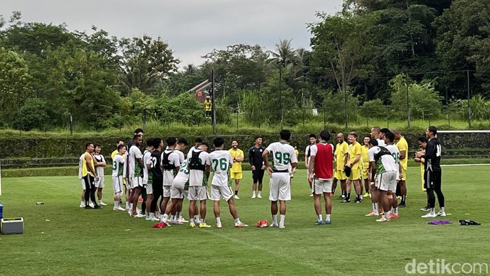 Suasana latihan PSS Sleman di Lapangan Pakembinangun, Sleman, Senin (12/5/2025).