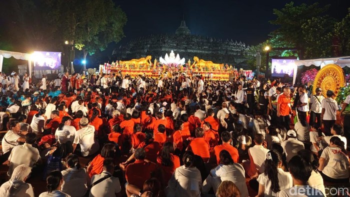 Suasana pelataran Candi Borobudur jelang detik-detik Waisak dipenuhi umat, Senin (12/5/2025).