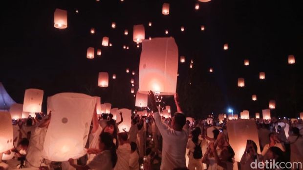 Suasana penerbangan lampion di marga utama Candi Borobudur, Senin (12/5/2025) malam.