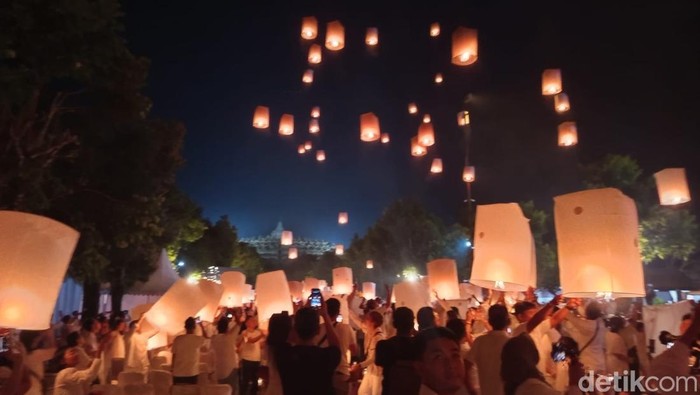 Suasana penerbangan lampion di marga utama Candi Borobudur, Senin (12/5/2025) malam.
