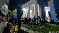 Pantauan detikJabar, Senin malam sekitar pukul 20.51 WIB, keluarga para korban menunggu persis di depan pintu masuk kamar jenazah. Satu per satu dari mereka, dipanggil ke dalam untuk membantu petugas mengenali para korban.