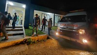 Sejumlah personel TNI AD serta tim medis melakukan identifikasi terhadap jenazah para korban. Personel dari Tim Inafis Polres Garut juga terpantau ada di lokasi membantu proses identifikasi.