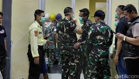 Para korban dibawa ke RUSD Pameungpeuk untuk diidentifikasi. Ledakan terjadi di Pantai Cibalong, Desa Sagara, Kecamatan Cibalong, Garut, Senin (12/5/2025) pagi sekitar jam 09.30 WIB.