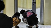 Proses identifikasi jenazah korban sendiri diketahui berlangsung sejak Senin petang tadi dan diyakini akan berlangsung semalaman ini.