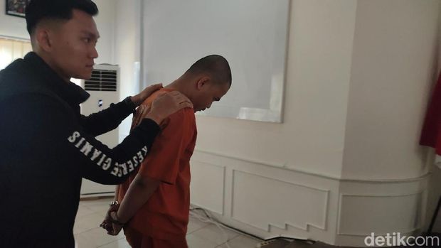 Tampang mahasiswa Ciamis tersangka kasus dugaan pencabulan terhadap 13 siswa di Ciamis saat dihadirkan di Polres Ciamis, Senin (12/5/2025).