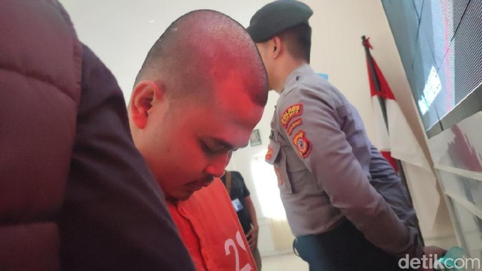 Tampang mahasiswa Ciamis tersangka kasus dugaan pencabulan terhadap 13 siswa di Ciamis saat dihadirkan di Polres Ciamis, Senin (12/5/2025).