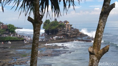 Pembangunan Pura Luhur Tanah Lot diperkirakan menelan biaya kurang lebih Rp 7 miliar dan dikerjakan selama lima bulan.