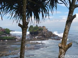 Hujan dan Macet Bikin Kunjungan Wisatawan ke Tanah Lot Lesu pada November