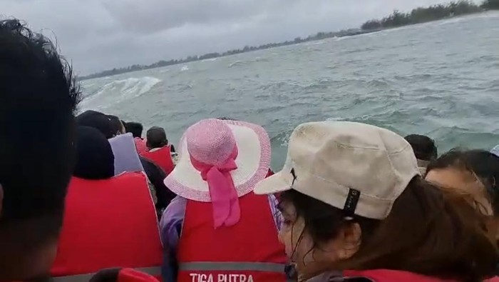 Tangkap layar video kapal wisatawan tenggelam di Bengkulu.