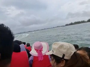 Viral Rekaman Detik-detik Kapal Wisatawan Tenggelam di Bengkulu