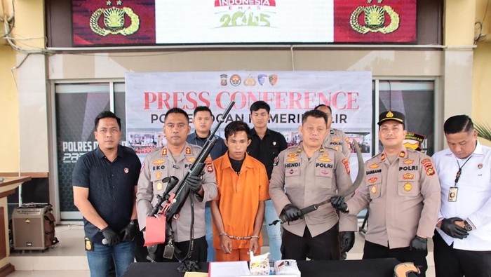 Tersangka Novel dihadirkan saat rilis di Polres OKI Tersangka Novel dihadirkan saat rilis di Polres OKI