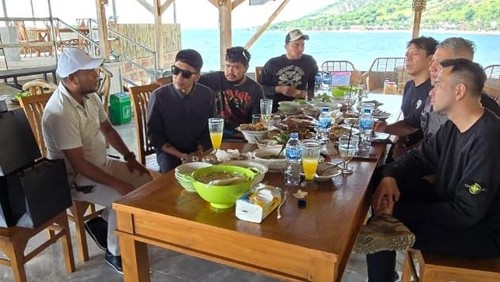 The Dudas-1 bersama Rigen saat kulineran di Dundu Hea Sunset, Pantai Tololai, Kecamatan Ambalawi, Kabupaten Bima, NTB, Senin (12/5/2025). (Foto: Istimewa)