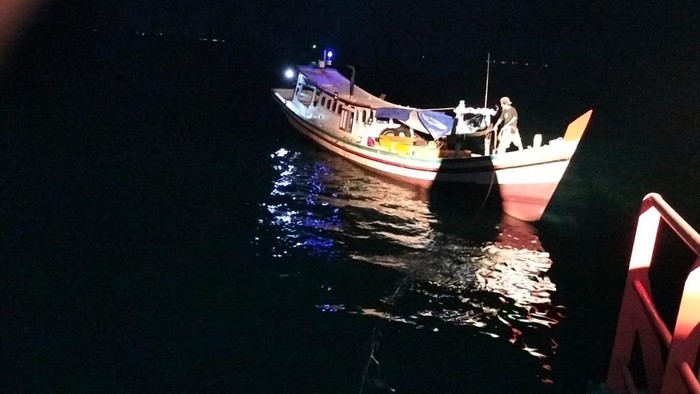 Tim SAR gabungan mengevakuasi korban atau wisatawan dengan selamat.