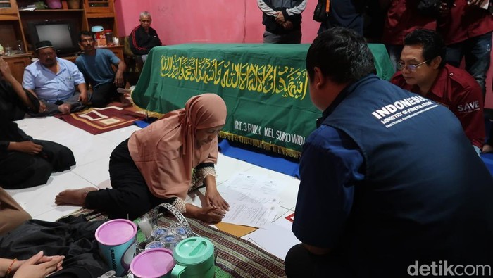 Penyerahan santunan dan dokumen milik Rizal Sampurna yang meninggal di Kamboja