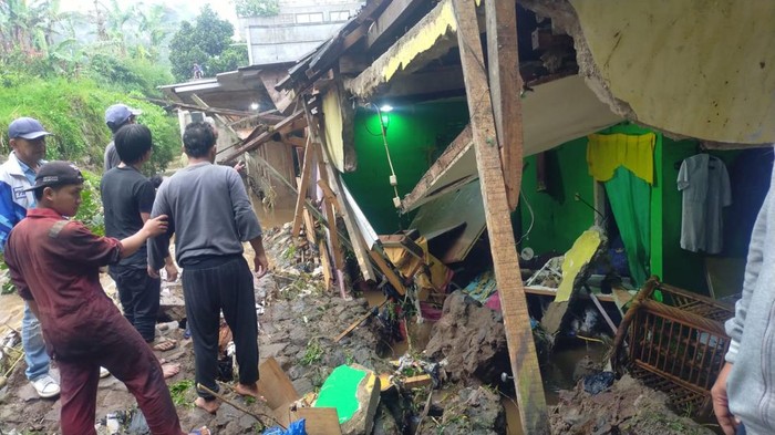 TPT ambruk timpa rumah di Cianjur