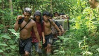 Setelah menempuh perjalanan sekitar 7 jam, orangutan ini berhasil ditranslokasikan di dalam kawasan dengan melibatkan masyarakat setempat untuk membantu membawa orangutan masuk lebih jauh ke dalam hutan. Foto: Dok. YIARI