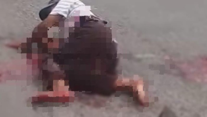 Tukang es saat tergeletak di jalan usai ditusuk pria yang diduga tukang ojek di OKI.