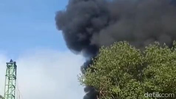Tungku penyulingan minyak mentah di Bojonegoro terbakar