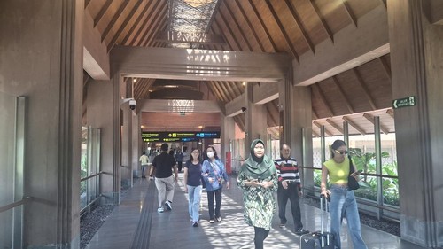 Turis domestik tiba di Bandara Internasional I Gusti Ngurah Rai, Senin, (12/5/2025). Mereka datang ke Bali memanfaatkan libur Waisak. (Fabiola Dianira/detikBali)