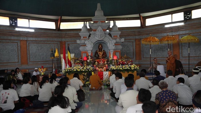 Umat Buddha Lakukan Puja Bakti Waisak di Wihara Arya Dwipa Arama Sejumlah umat Buddha mengikuti prosesi Puja Bakti dalam rangka perayaan Tri Suci Waisak 2569 BE/2025 di Wihara Arya Dwipa Arama, Taman Mini Indonesia Indah (TMII), Jakarta, pada Senin (12/5/2025).