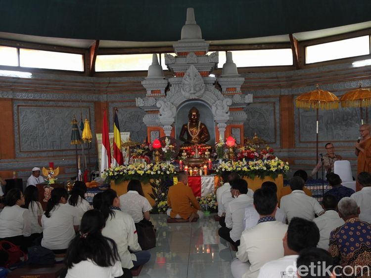 Umat Buddha Lakukan Puja Bakti Waisak di Wihara Arya Dwipa Arama