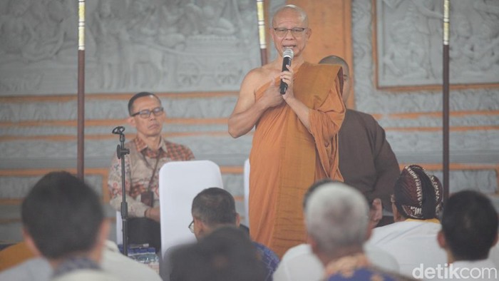Sejumlah umat Buddha mengikuti prosesi Puja Bakti dalam rangka perayaan Tri Suci Waisak 2569 BE/2025 di Wihara Arya Dwipa Arama, Taman Mini Indonesia Indah (TMII), Jakarta, pada Senin (12/5/2025).