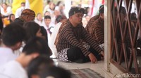 Umat Buddha khusyuk mengikuti prosesi Puja Bakti Waisak.