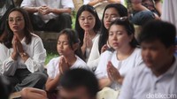 Waisak 2025 mengangkat tema Tingkatkan Pengendalian Diri dan Kebijaksanaan Mewujudkan Perdamaian Dunia dengan agenda Pradaksina, Puja Bakti, dan Fang Shen.