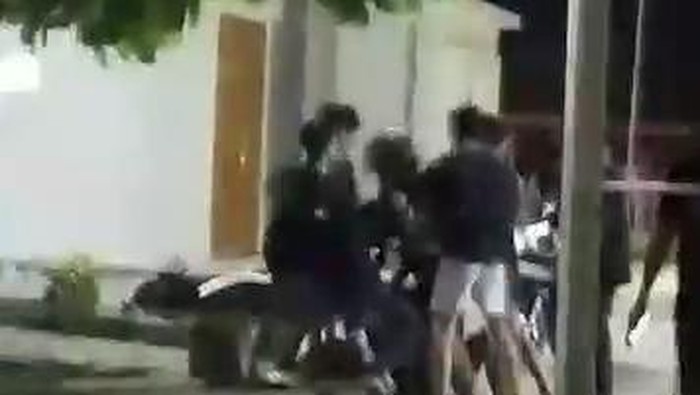Viral pengeroyokan di Polman.