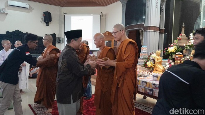 Suasana perayaan Tri Suci Waisak di Wihara Tanah Putih, Kecamatan Candisari, Kota Semarang, Senin (12/5/2025).