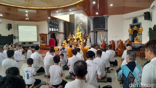 Suasana perayaan Tri Suci Waisak di Wihara Tanah Putih, Kecamatan Candisari, Kota Semarang, Senin (12/5/2025).