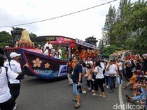 Khidmatnya Kirab Waisak dari Candi Mendut ke Candi Borobudur