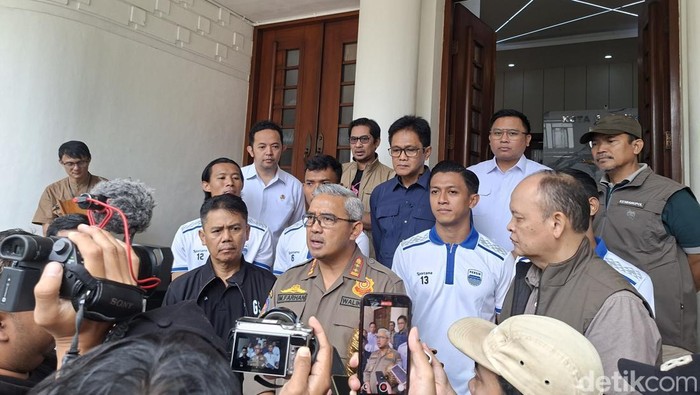 Wali Kota Bandung Muhammad Farhan dengan beberapa pemain Persib Bandung.