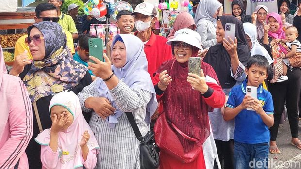 Warga dan wisatawan antusias menyaksikan kirab Waisak di sepanjang Candi Mendut dan Candi Borobudur, Magelang, Senin (12/5/2025).