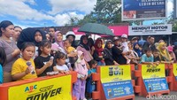 Panasnya matahari tidak menyurutkan semangat warga untuk menonton.