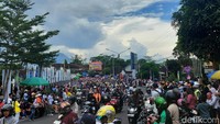 Warga memenuhi jalanan sejak dari Candi Mendut hingga Candi Borobudur.